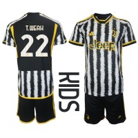 Camiseta Juventus Timothy Weah #22 Primera Equipación Replica 2023-24 para niños mangas cortas (+ Pantalones cortos)